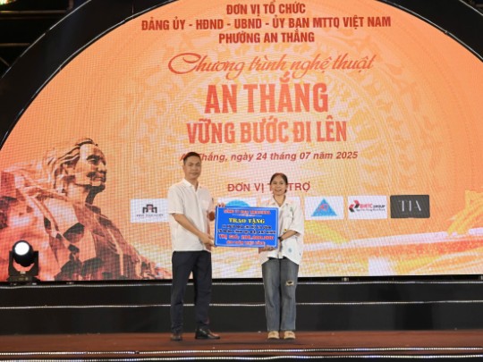 Visit Indochina's Director Donates VND 200 Million to Help a Market Sweeper Build a New Home