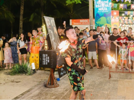 Halong Bay Lit Up by 1,000 Fireworks in Spectacular Festival Series Running Until September 2